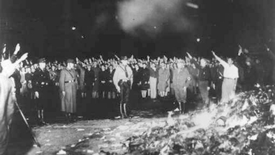 nazis_brulent_livres